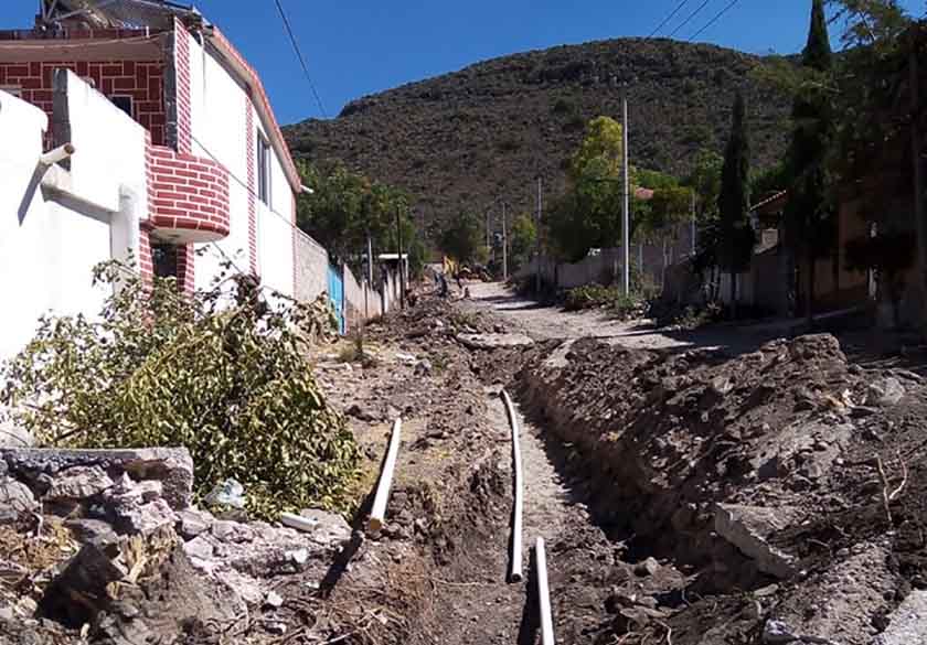 Cambio y ampliación de línea de agua potable en calle Zacatecas.